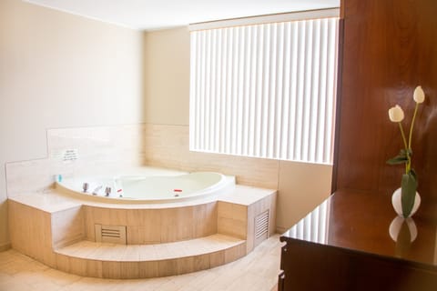 Indoor spa tub