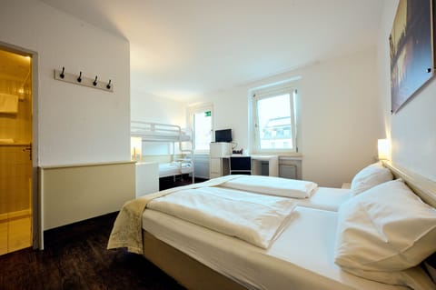 Quadruple Room | Free WiFi, bed sheets