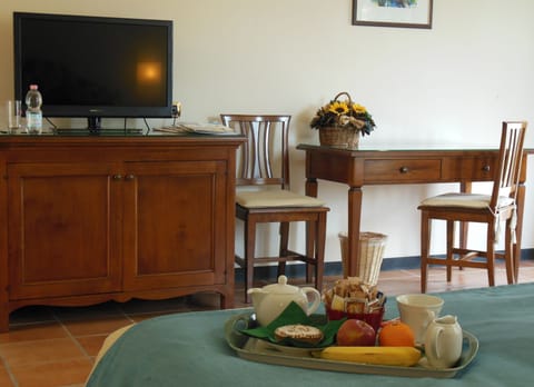 Premium bedding, down comforters, minibar, in-room safe