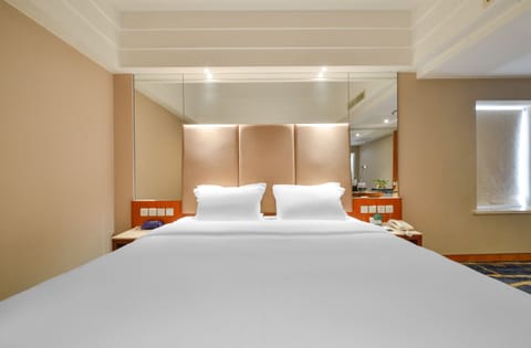 Business sea view Room | Hypo-allergenic bedding, down comforters, pillowtop beds, minibar