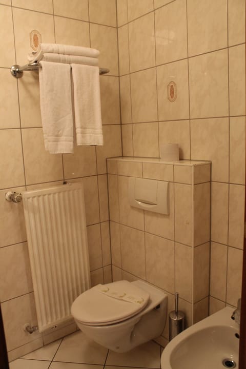 Separate tub and shower, free toiletries, hair dryer, bathrobes