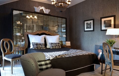 Deluxe Double Room, 1 Queen Bed | Pillowtop beds, minibar, in-room safe, individually decorated