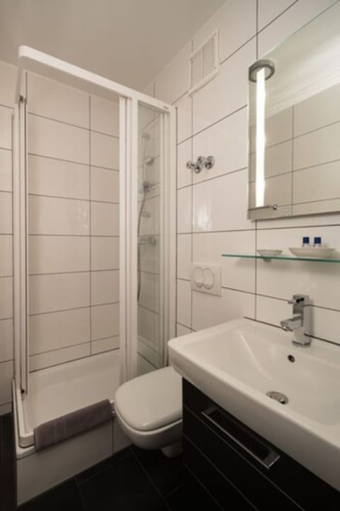 Single Room | Bathroom | Hair dryer, towels