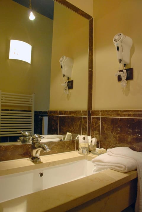Panoramic Double or Twin Room, City View | Bathroom | Shower, free toiletries, hair dryer, bidet