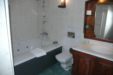 APRODITE, Honeymoon Suit, 1 Buyuk (Queen) Boy Yatak, Jakuzi, Vadi Manzarali , No:105 | Bathroom | Combined shower/tub, jetted tub, hair dryer, bathrobes