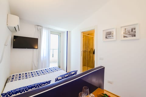 Standard Single Room, 1 Bedroom, Sea View | Minibar, in-room safe, individually decorated, desk