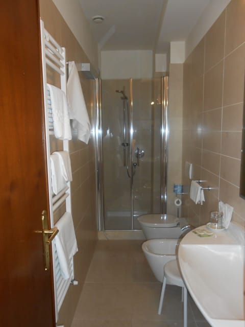 Shower, free toiletries, hair dryer, bidet