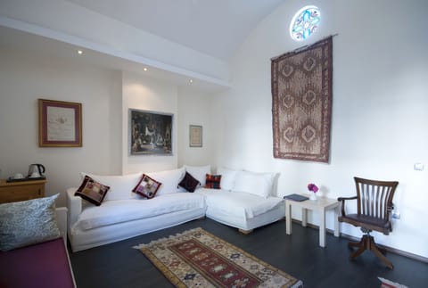 Traditional Suite | Living area | 55-cm TV with satellite channels