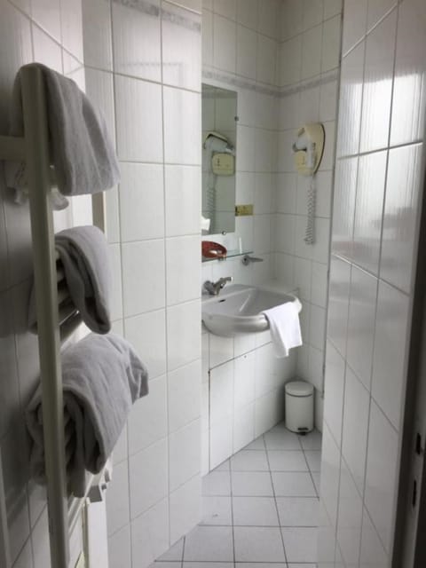 Standard Triple Room | Bathroom | Rainfall showerhead, free toiletries, hair dryer, towels