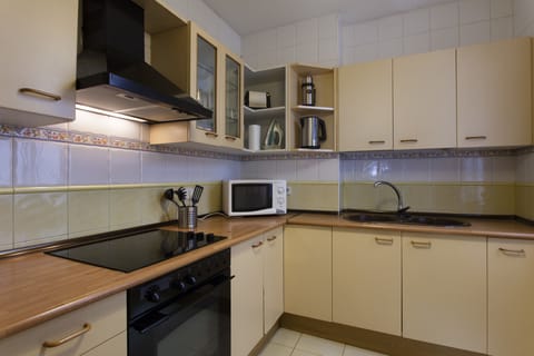 Family Apartment, 4 Bedrooms, City View (10 pax) | Private kitchen | Fridge, microwave, stovetop, coffee/tea maker