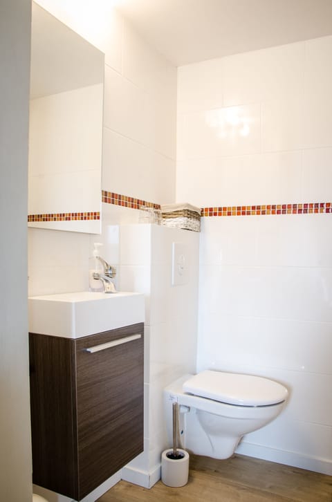 Budget Double Room | Bathroom | Shower, free toiletries, hair dryer, towels