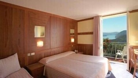 Frette Italian sheets, Select Comfort beds, in-room safe, desk