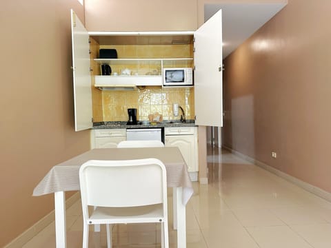 Standard Studio | Private kitchen | Mini-fridge, microwave, stovetop, toaster