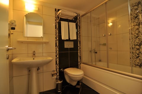 Deluxe Room | Bathroom | Shower, free toiletries, hair dryer, slippers