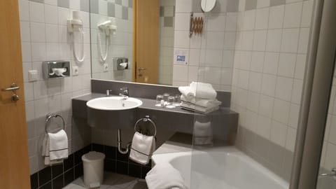 Room | Bathroom amenities | Free toiletries, hair dryer, towels