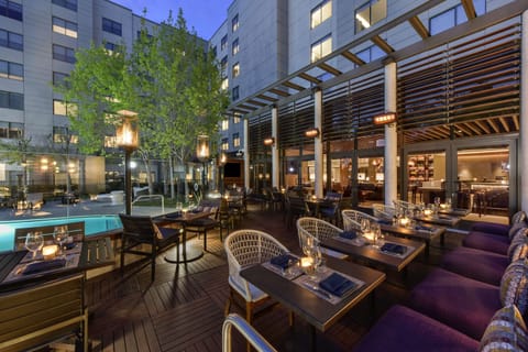 Breakfast and dinner served