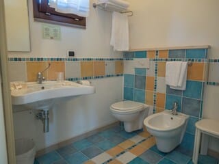 Double or Twin Room | Bathroom | Shower, free toiletries, hair dryer, bidet