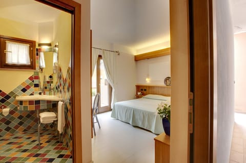 Double or Twin Room | Minibar, in-room safe, desk, free WiFi