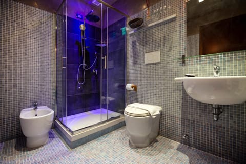 Superior Triple Room, City View | Bathroom | Shower, rainfall showerhead, free toiletries, hair dryer