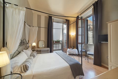 Deluxe Double Room, Non Smoking, Ensuite (Vista Duomo) | In-room safe, blackout drapes, soundproofing, free WiFi