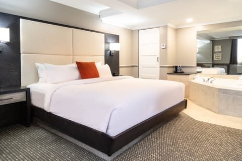 Junior Suite, 1 King Bed | Egyptian cotton sheets, premium bedding, pillowtop beds, in-room safe