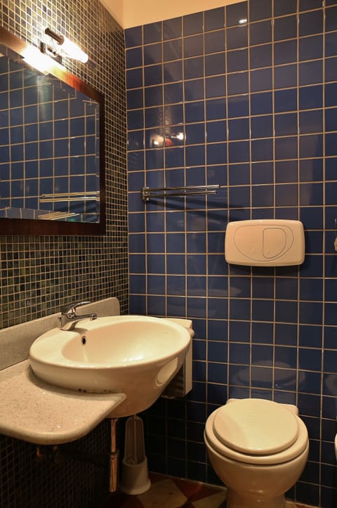 Triple Room | Bathroom | Shower, free toiletries, hair dryer, bidet