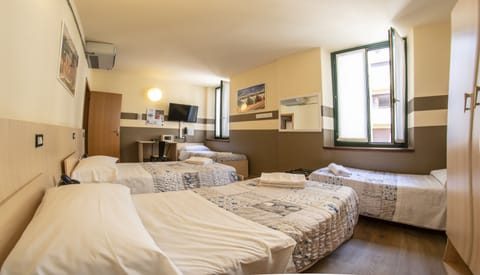 Quadruple Room | In-room safe, desk, iron/ironing board, free WiFi