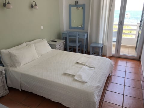Standard Room, Beachside | Minibar, bed sheets