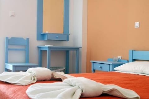 Standard Room | Minibar, bed sheets
