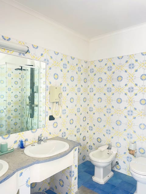 Triple Room | Bathroom | Hair dryer, bidet, towels, shampoo