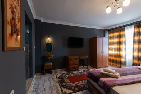 Deluxe Room | Minibar, in-room safe, soundproofing, rollaway beds