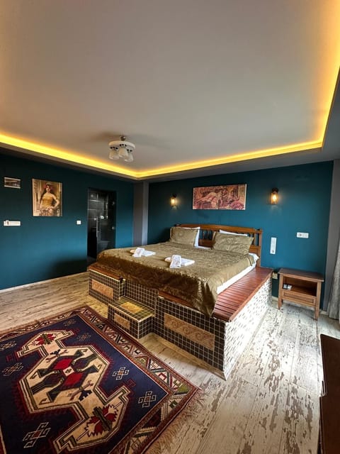 Grand Deluxe Room | Minibar, in-room safe, soundproofing, rollaway beds