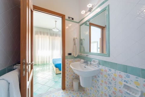 Double Room, Balcony | Bathroom | Shower, hair dryer, bidet, towels