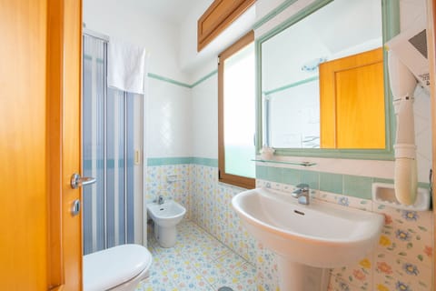 Triple Room, Balcony | Bathroom | Shower, hair dryer, bidet, towels