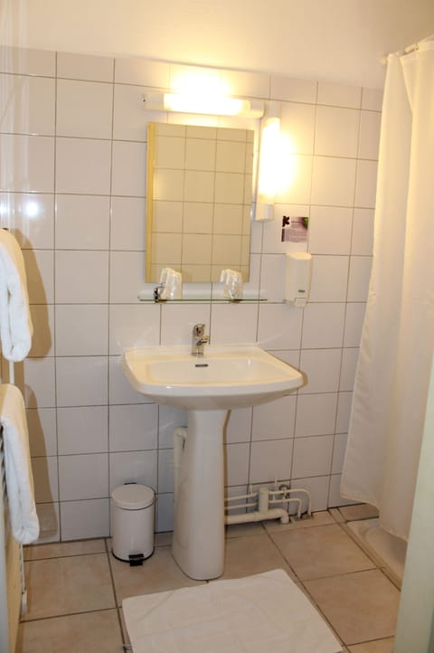 Standard Twin Room, Shared Bathroom | Bathroom sink