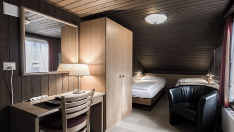 Basic Twin Room, Shared Bathroom | Premium bedding, memory foam beds, in-room safe, desk