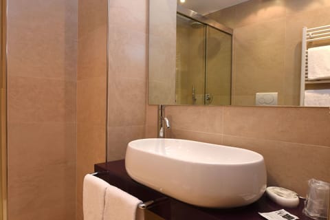 Shower, free toiletries, hair dryer, bidet