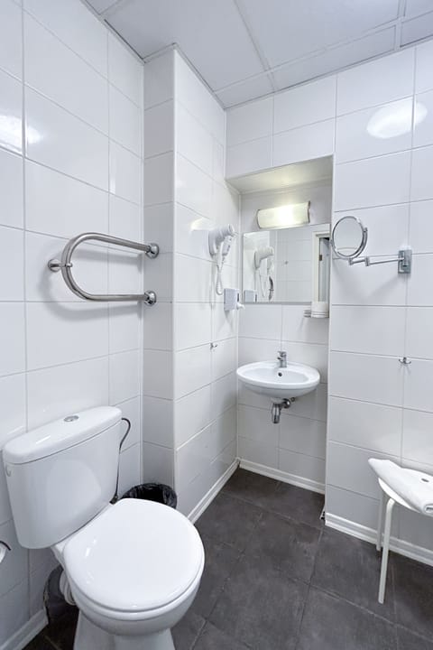 Standard Quadruple Room | Bathroom | Shower, hair dryer, towels, soap