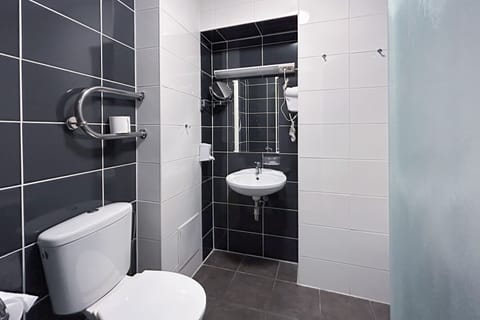 Standard Quadruple Room | Bathroom | Shower, hair dryer, towels, soap