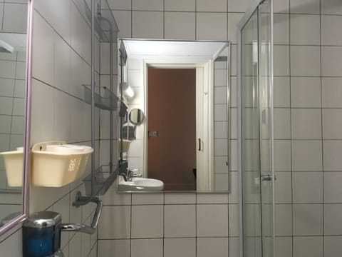 Triple Room | Bathroom | Deep soaking tub, free toiletries, hair dryer, towels