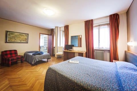 Triple Room | Desk, bed sheets, wheelchair access