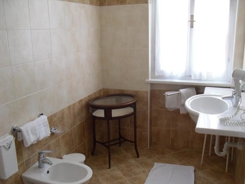 Shower, free toiletries, hair dryer, bidet