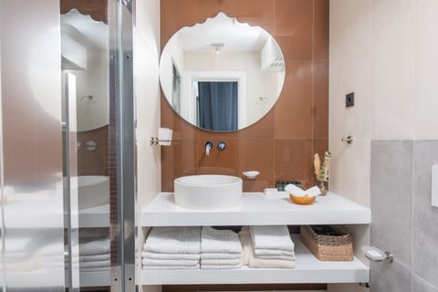 Penthouse Suite with Hot Tub Terrace and Old town view | Bathroom | Combined shower/tub, deep soaking tub, free toiletries, hair dryer