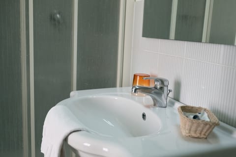 Classic Room, Balcony | Bathroom sink