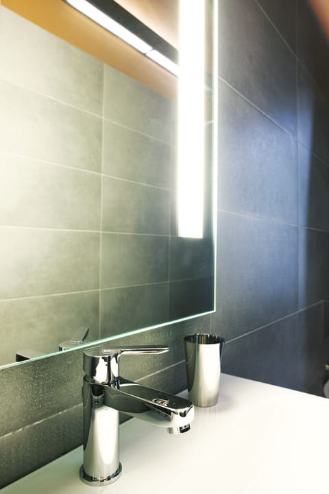Standard Double or Twin Room | Bathroom sink