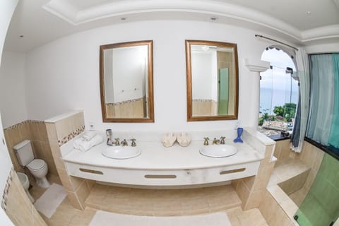 Honeymoon Suite | Bathroom | Shower, free toiletries, hair dryer, bidet