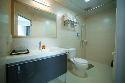 Family Room | Bathroom | Shower, free toiletries, slippers, towels