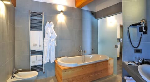 Junior Suite (Deluxe) | Bathroom | Free toiletries, hair dryer, bathrobes, slippers