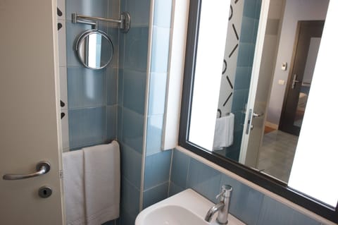 Single Room | Bathroom | Shower, designer toiletries, hair dryer, bidet