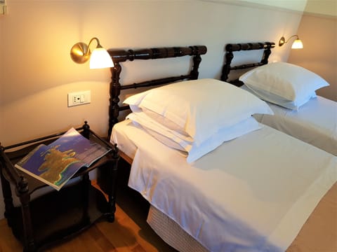 Comfort Double Room, 1 King Bed, City View, Sea Facing | Select Comfort beds, minibar, in-room safe, desk